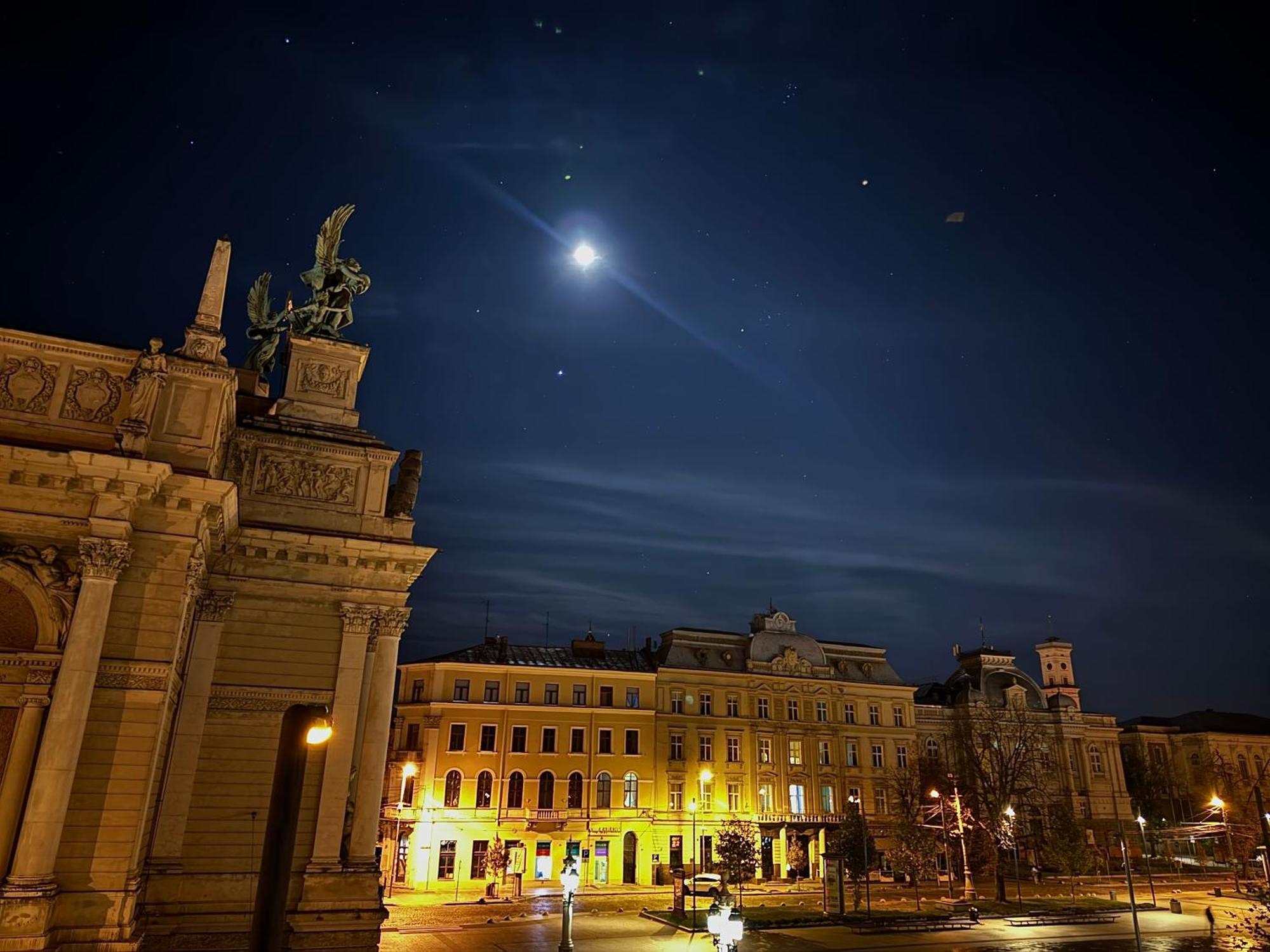 Apartopera Lviv Exteriör bild